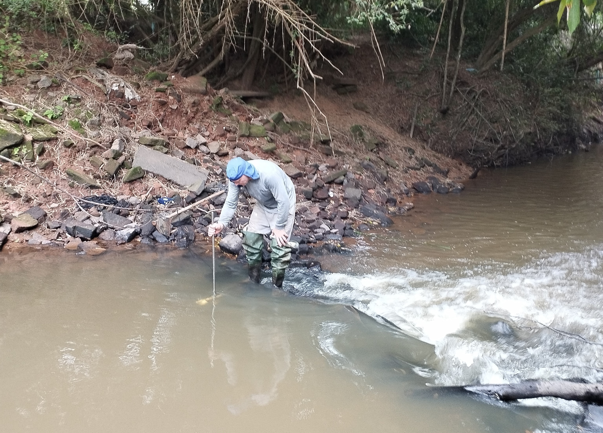 Trabalho de campo para determinação da vazão de referência - foto 3