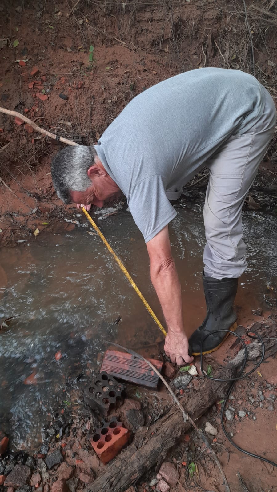 Trabalho de campo para determinação da vazão de referência - foto 10