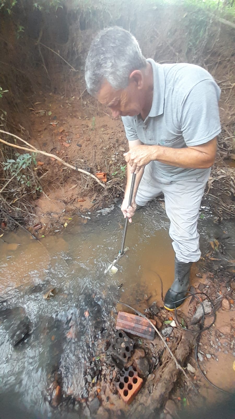 Trabalho de campo para determinação da vazão de referência - foto 9