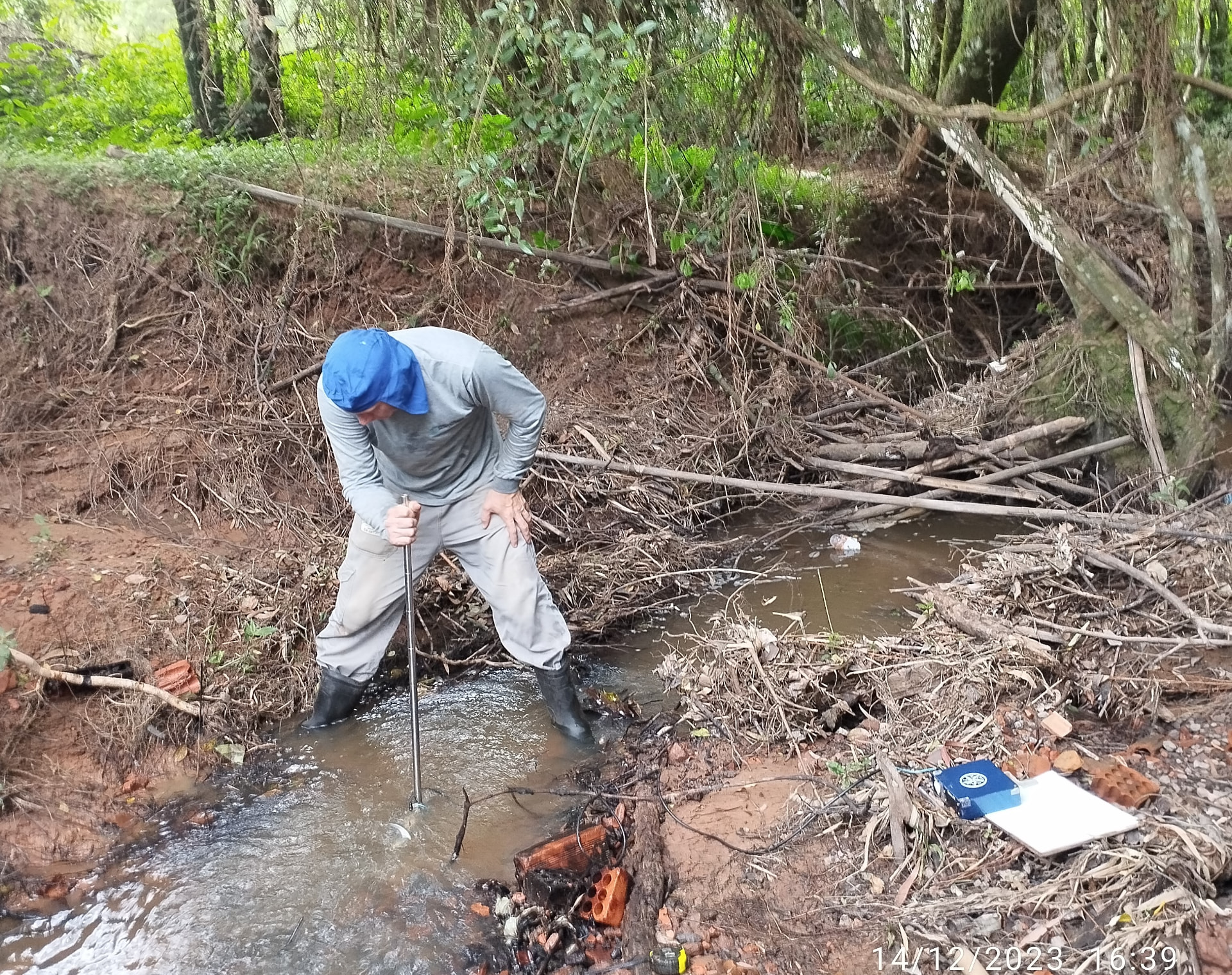 Trabalho de campo para determinação da vazão de referência - foto 2