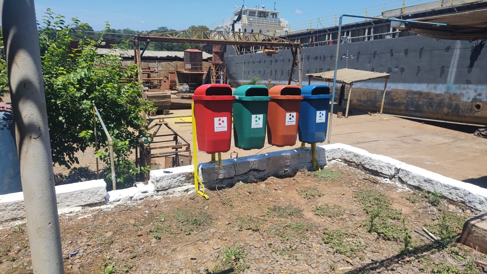 Conjunto de coletores de resíduos recicláveis instalados em área operacional