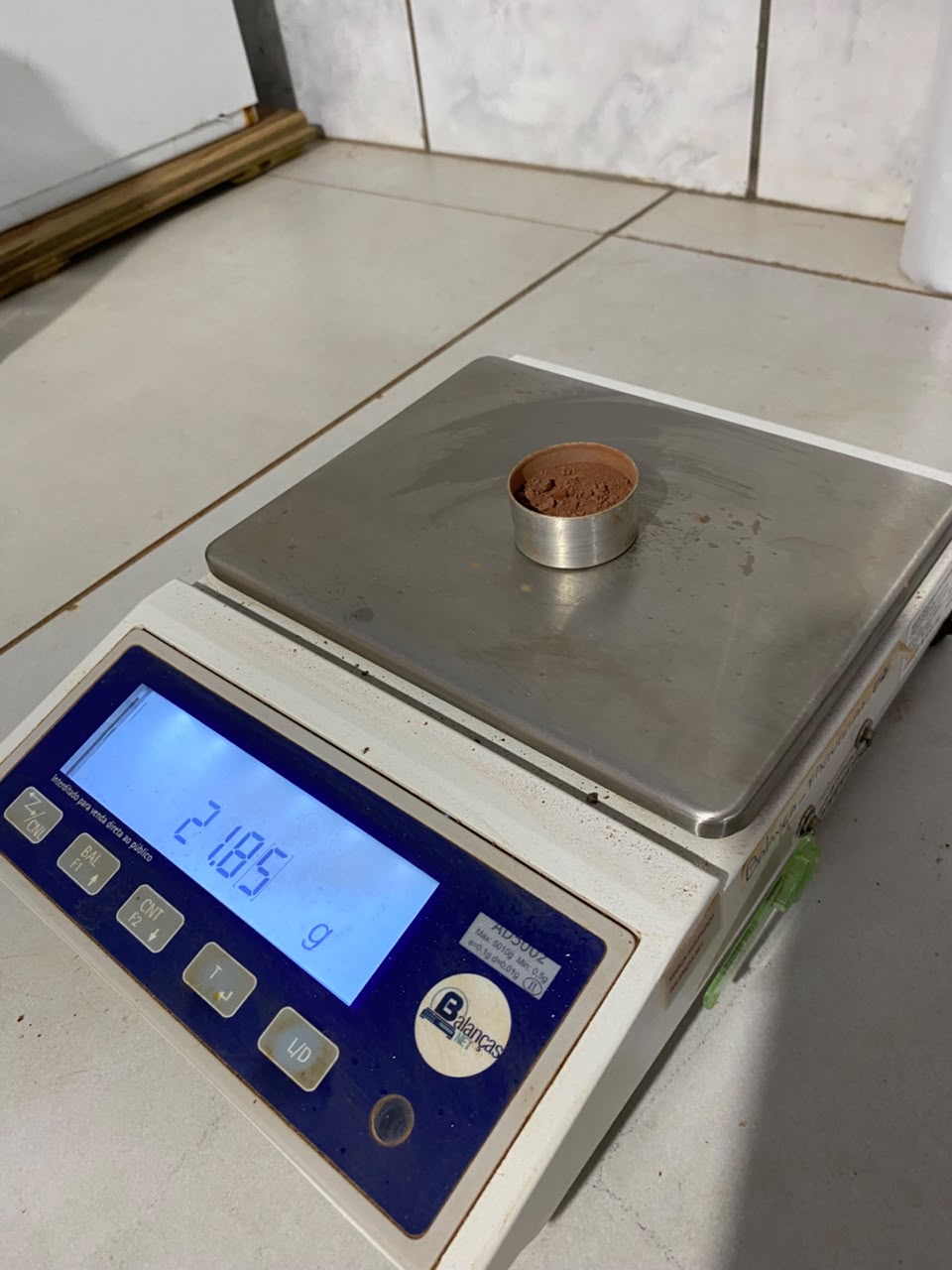 Cápsulas metálicas com amostras de solo para determinação do teor de umidade por secagem em estufa