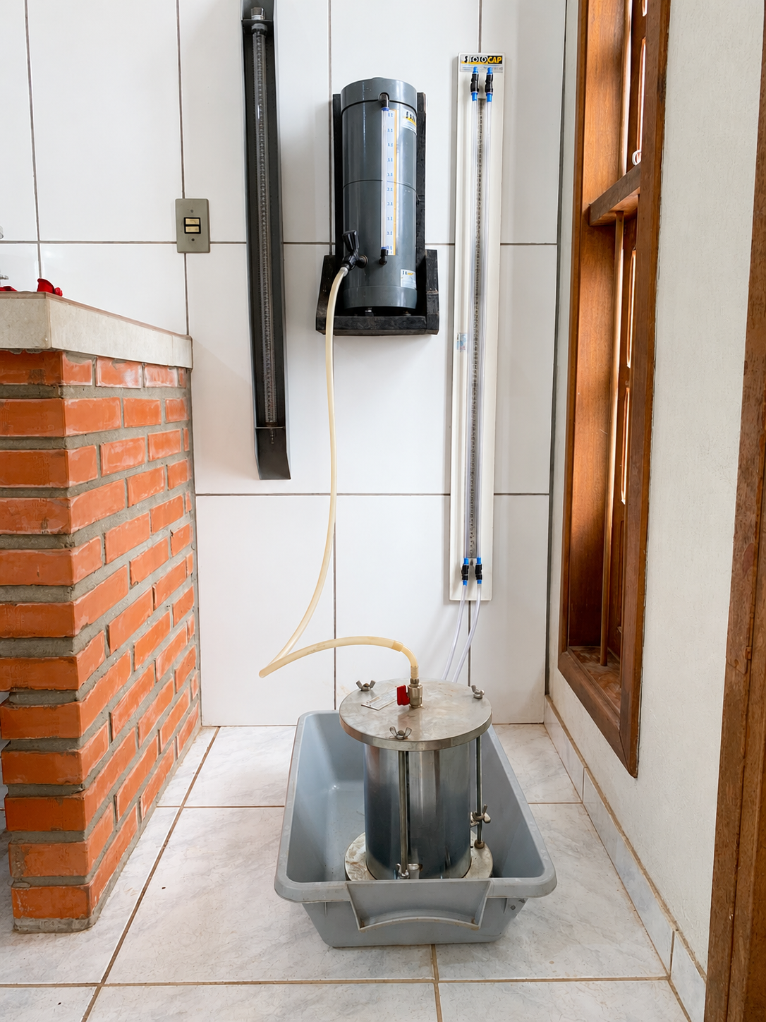 Equipamento utilizado no Ensaio de Permeabilidade à Carga Constante em laboratório