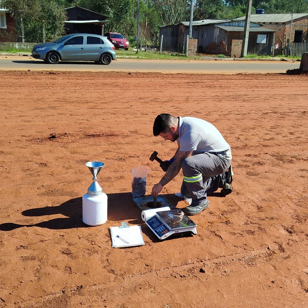 Frasco de areia utilizado para determinação do volume da cavidade durante o ensaio de densidade in situ