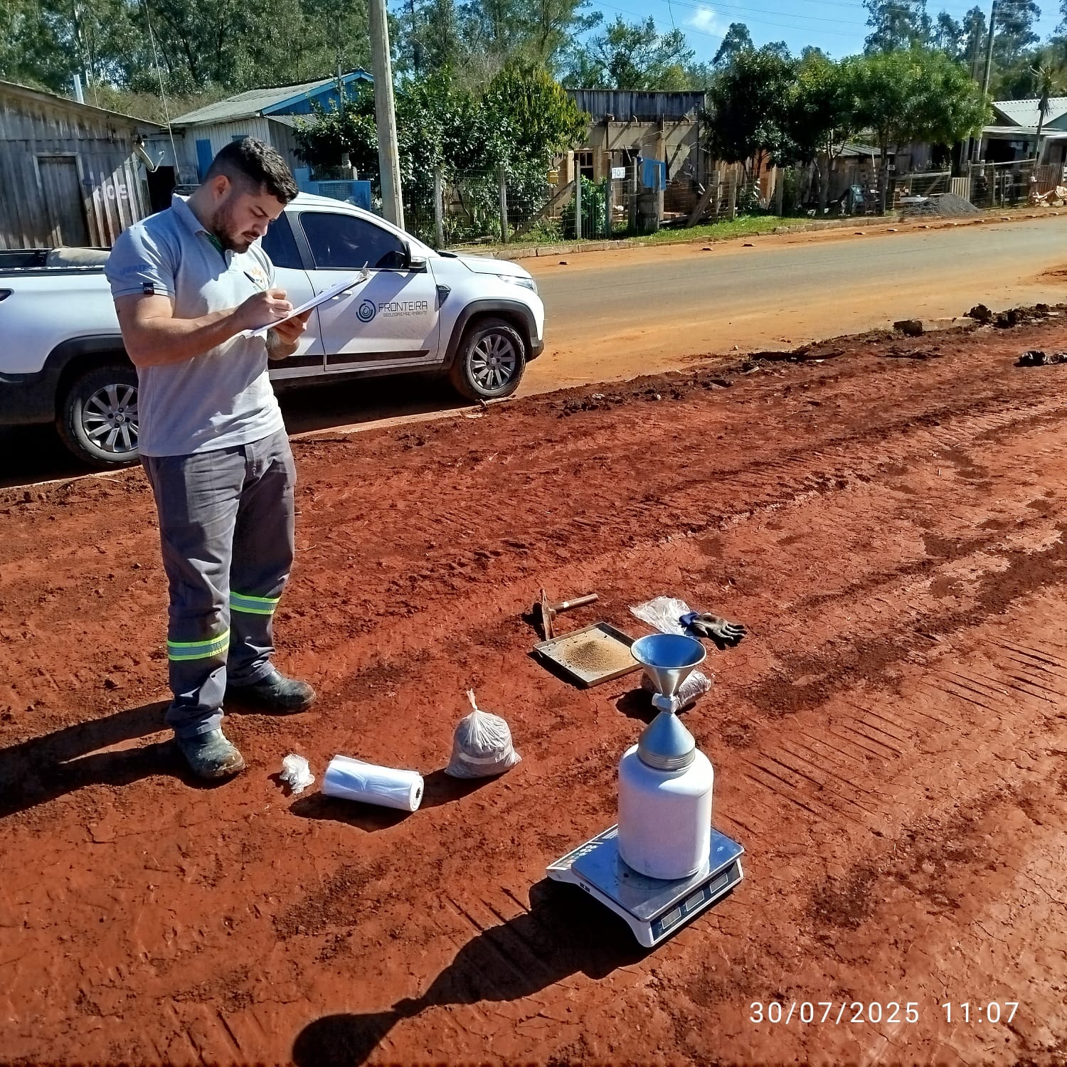 Execução de ensaio de frasco de areia em campo